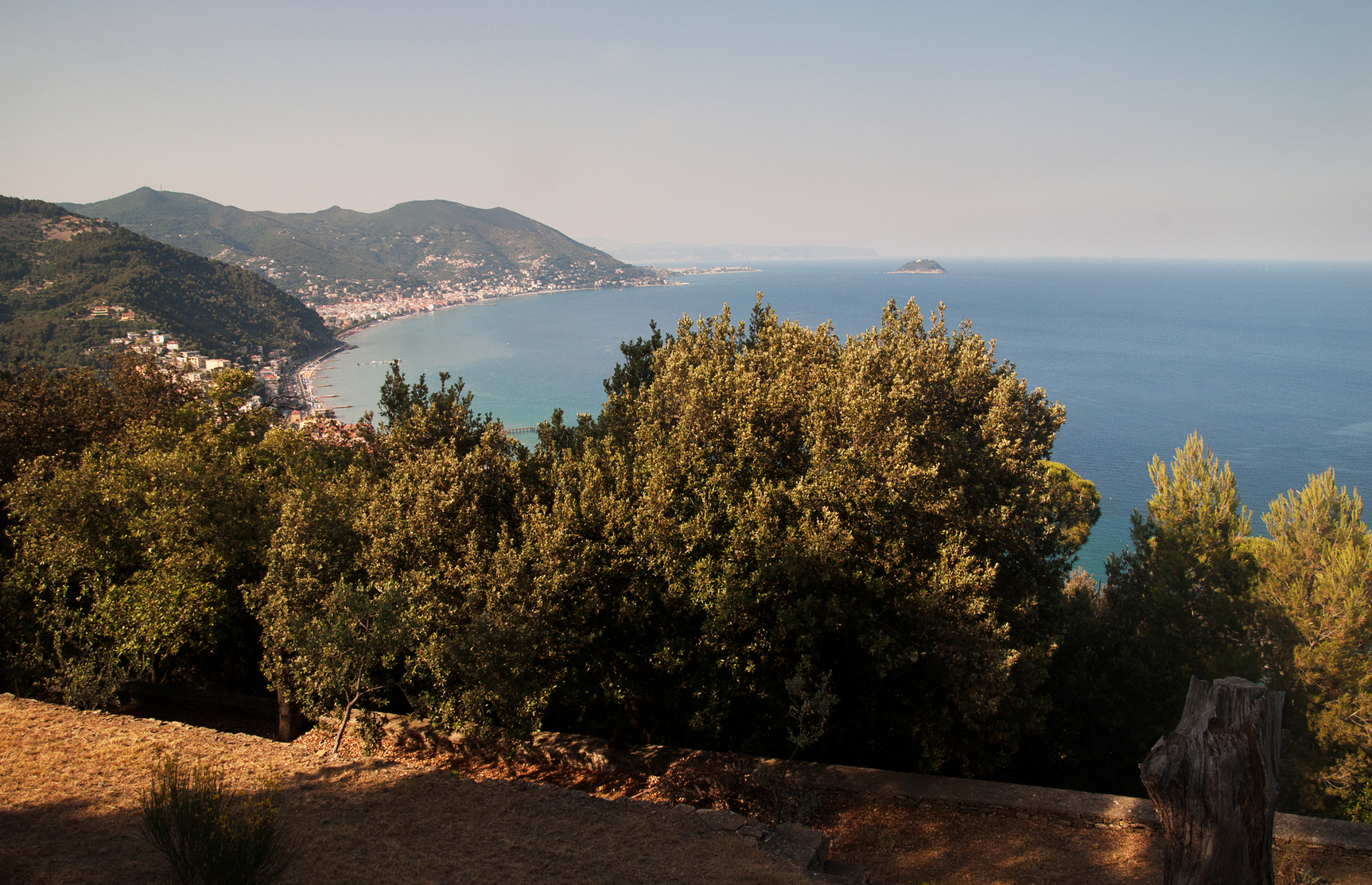 Colla Micheri e la chiesa di San Sebastiano